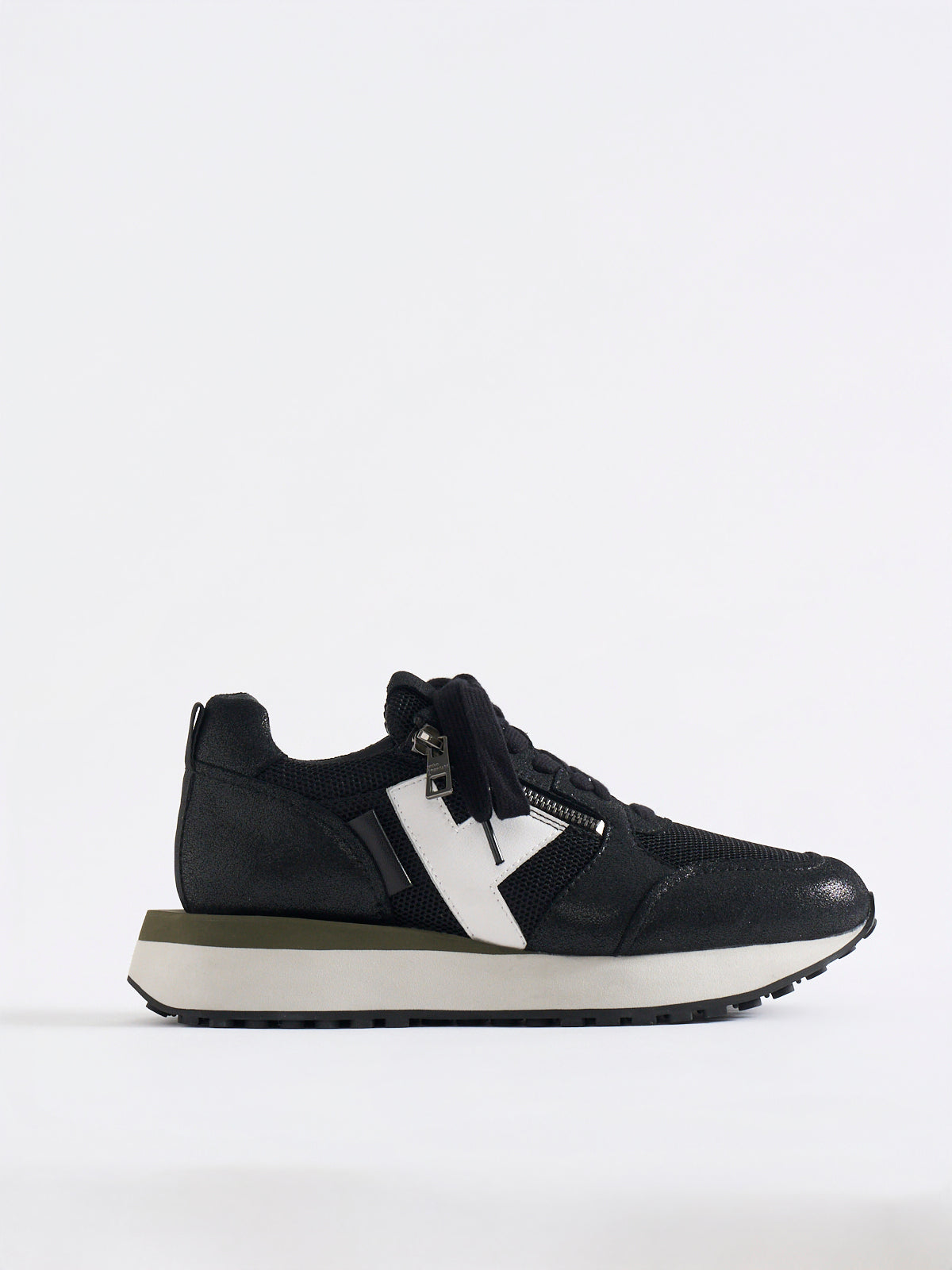 DAN_746050_ SNEAKERS