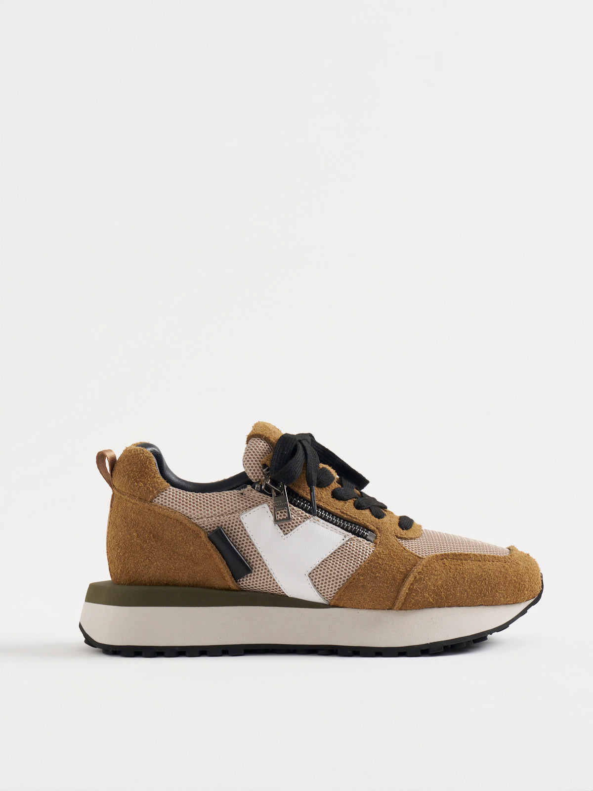 DAN_746050_ SNEAKERS