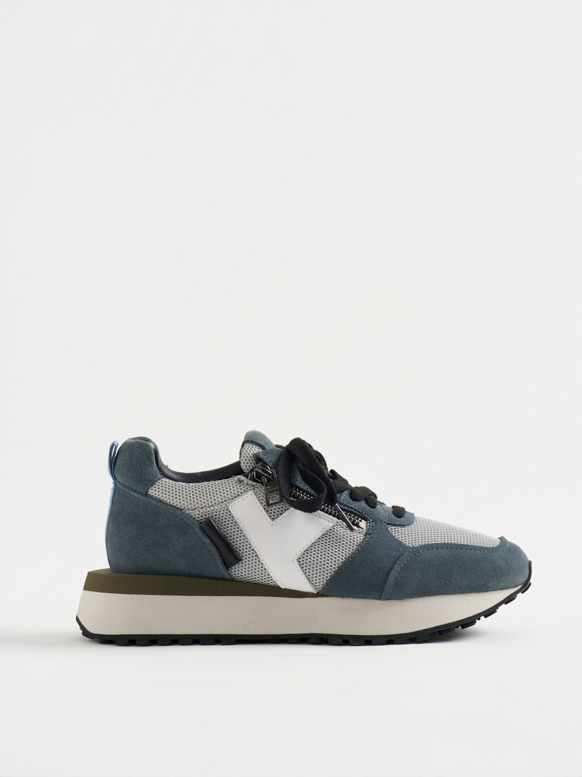 DAN_746050_ SNEAKERS